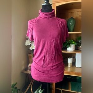 New York & Company Magenta Short Sleeve Turtleneck Top